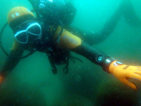 潜水訓練中の潜水士